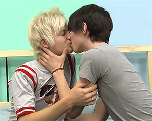 Slender Kissing Twinks Go for Sex!